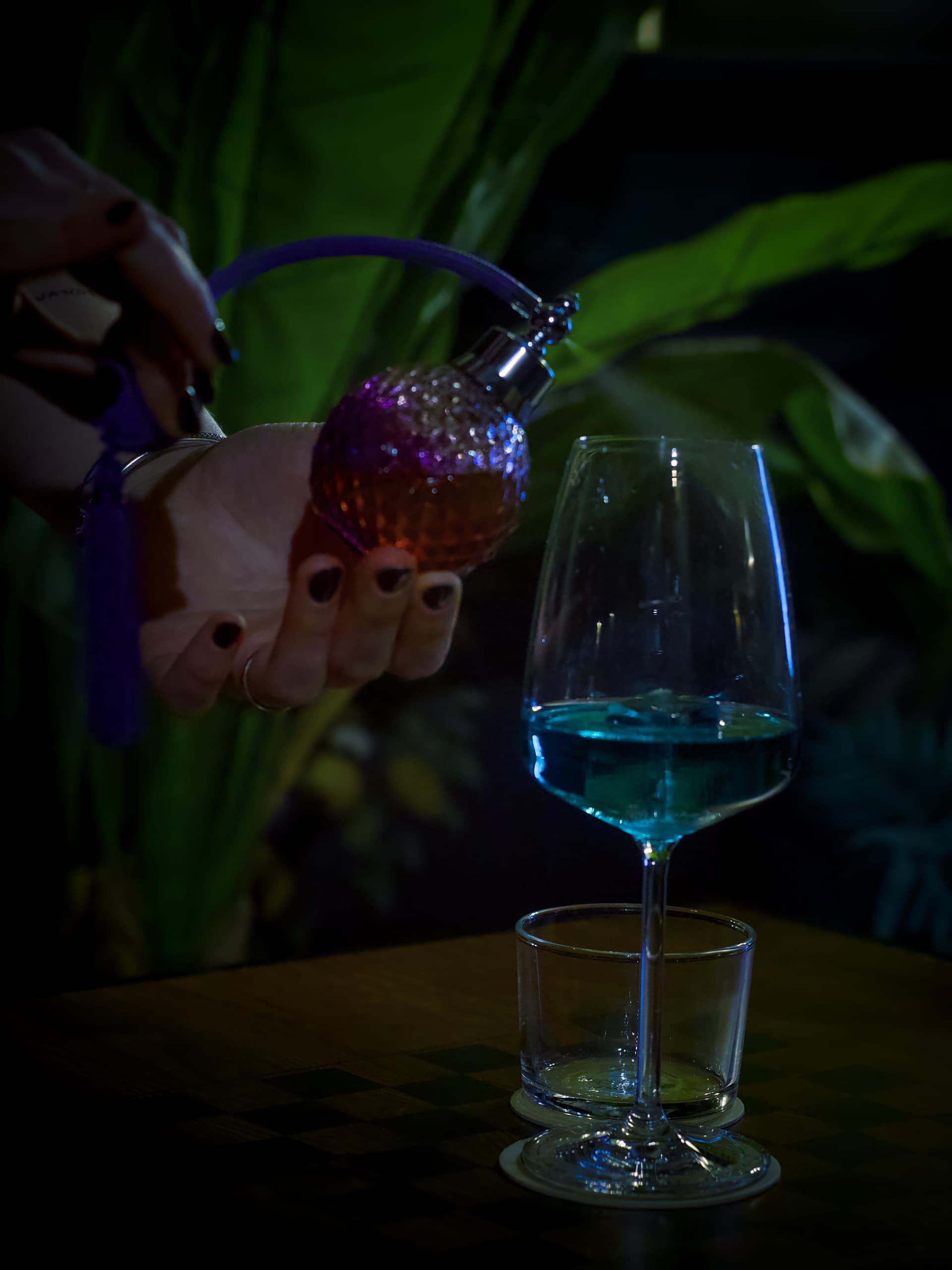 Cocktail blu con profumo spray