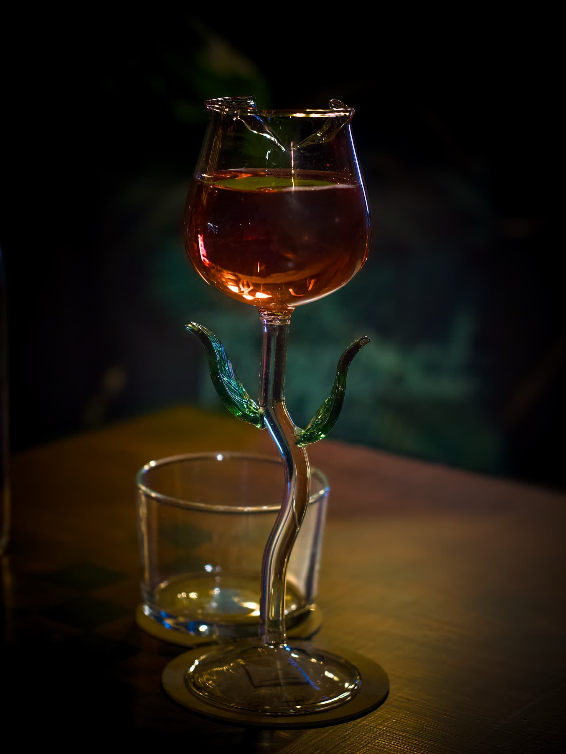 Cocktail nel bicchiere a rosa