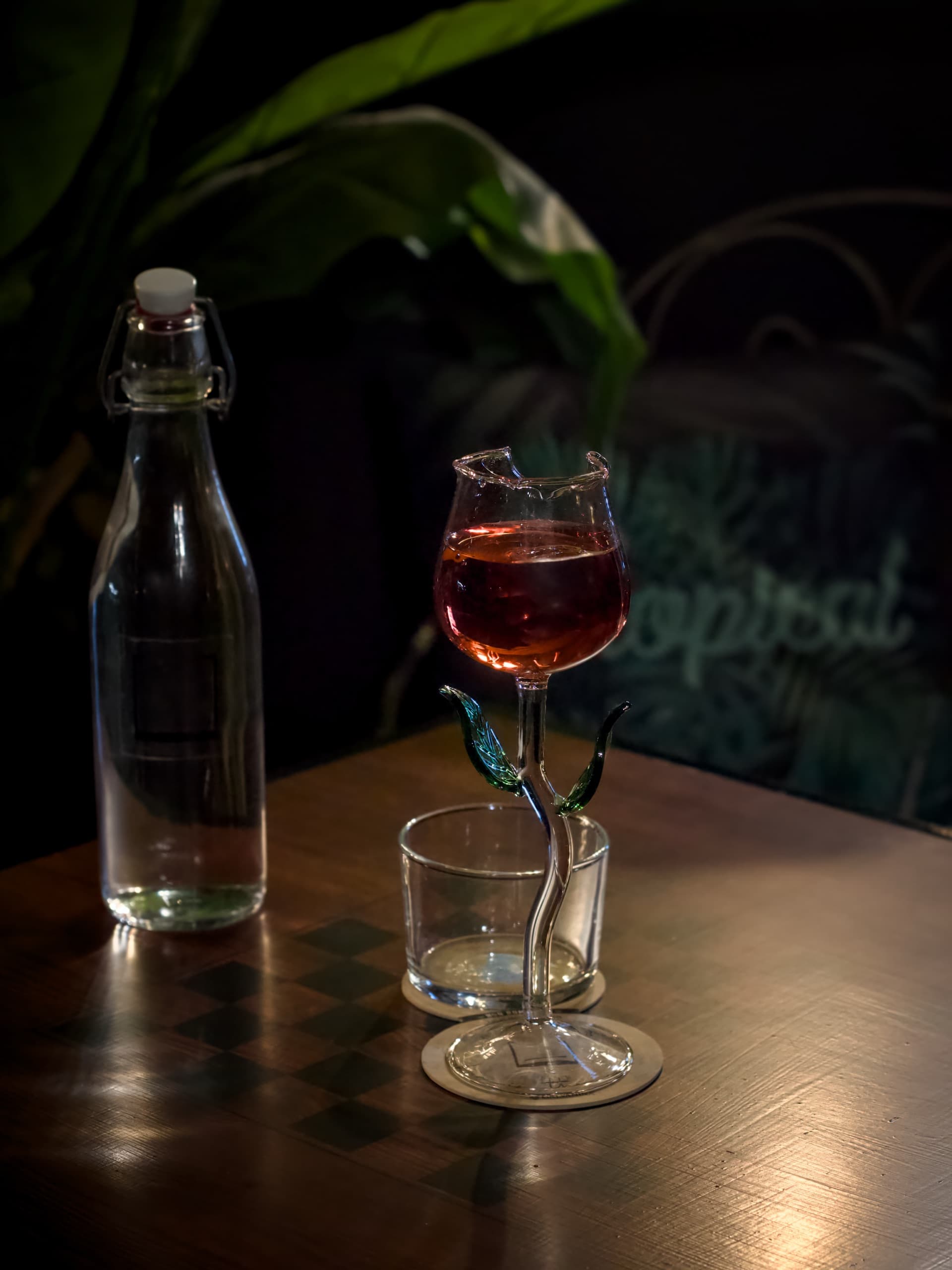 Cocktail rosa nel bicchiere a fiore