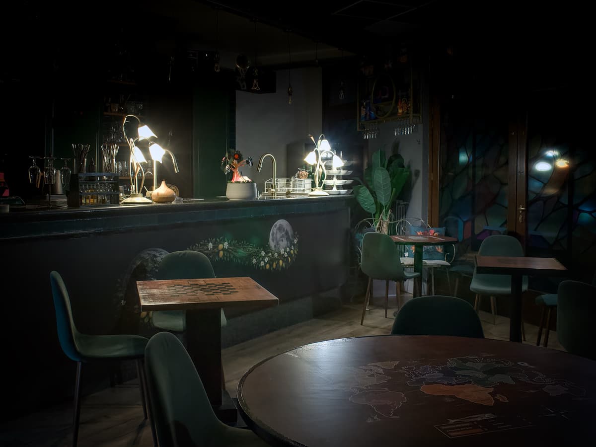 Sala e bancone del Bar Is The Name